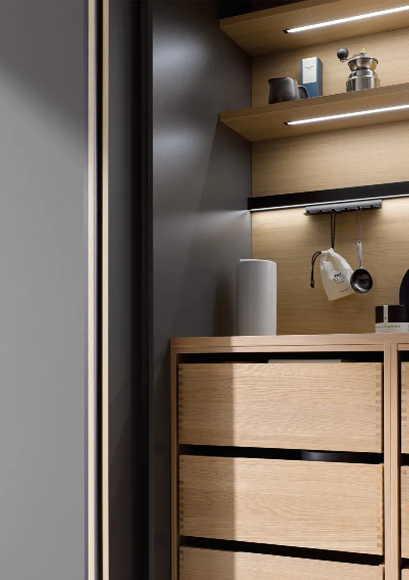 Detailansicht einer hochwertigen Küche mit Holzschubladen, offenen Regalen und integrierter LED-Beleuchtung. Kombination aus warmem Holz und modernen Grautönen für ein edles Küchenambiente.